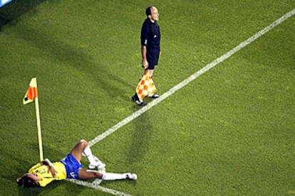 Rivaldo yace sobre el césped, aún con un brazo sobre la frente, tras el pelotazo que en realidad había sufrido en una cadera.