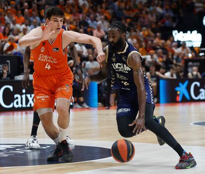 Acción durante el partido entre el UCAM Murcia y el Valencia Basket, en una imagen cedida por el Valencia Basket.