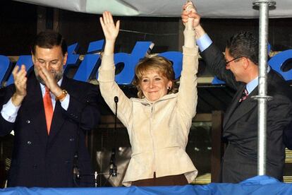 Esperanza Aguirre, en la foto junto a Mariano Rajoy (i) y Alberto Ruiz Gallardón, nueva presidenta de la Comunidad de Madrid, 26 de octubre de 2003