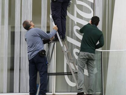 Logotipo de Telef&oacute;nica en su sede de Barcelona.