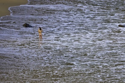 Nudistas en la playa de Barrika, en Bizkaia. A 6 kilómetros se encuentra la playa de Azkorri, también naturista.