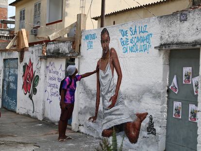 Um homem diante de um mural em homenagem à Kathlen de Oliveira Romeu, jovem grávida que foi morta com um tiro na zona norte do Rio de Janeiro durante uma ação policial no início de junho.