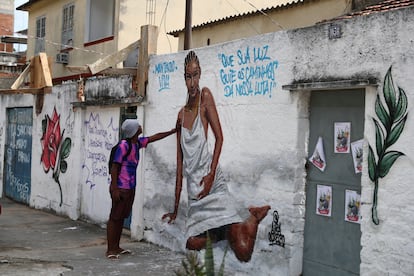 Um homem diante de um mural em homenagem à Kathlen de Oliveira Romeu, jovem grávida que foi morta com um tiro na zona norte do Rio de Janeiro durante uma ação policial no início de junho.