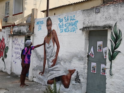 Um homem diante de um mural em homenagem à Kathlen de Oliveira Romeu, jovem grávida que foi morta com um tiro na zona norte do Rio de Janeiro durante uma ação policial no início de junho.