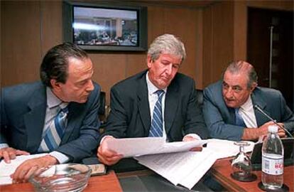 Pedro Tomás (centro), presidente de la Liga, con otros directivos de la institución en una reunión.