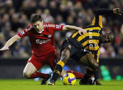 Xabi Alonso (a la izquierda) intenta llevarse la pelota ante Boateng.