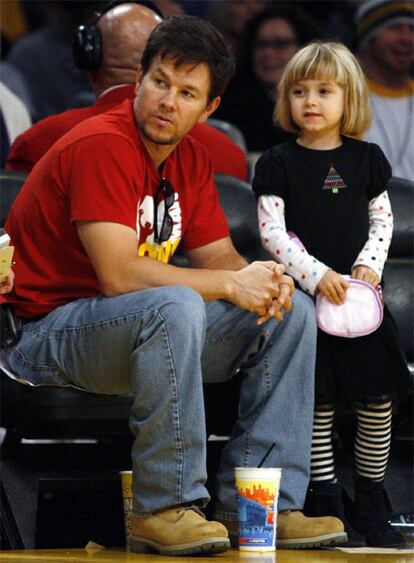El actor Mark Wahlberg enseña a su hija los trucos del baloncesto el día de Navidad, cuando acudió con la pequeña Ella al juego entre Los Ángeles Lakers y los Boston Celtics, partido al que también acudieron el 'rapero' Snoop Dogg, los actores Adam Sandler o Denzel Washington y el cantante Prince.