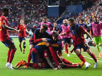 Los jugadores de España celebran el gol de Joselu ante Italia en las semifinales de la Liga de las Naciones este jueves en Enschede, Países Bajos.