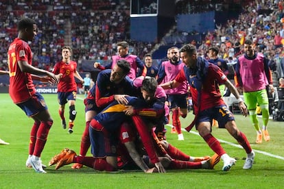 Los jugadores de España celebran el gol de Joselu ante Italia en las semifinales de la Liga de las Naciones este jueves en Enschede, Países Bajos.