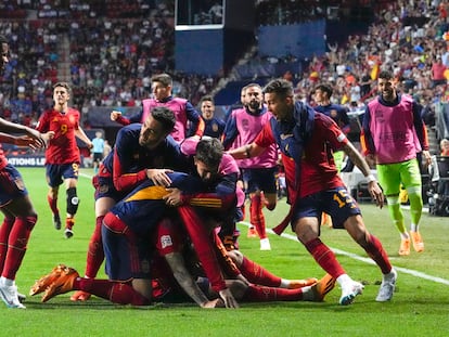 Los jugadores de España celebran el gol de Joselu ante Italia en las semifinales de la Liga de las Naciones este jueves en Enschede, Países Bajos.