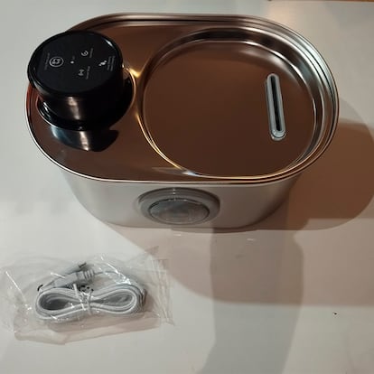 Fuente agua sobre el suelo