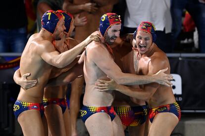 Los jugadores de la selección de waterpolo celebran el triunfo en el Mundial de Budapest.