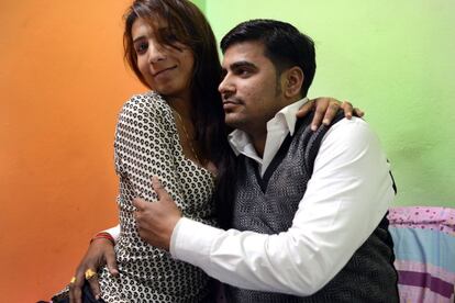 Naaz, transexual, es una de las pocas que ha conseguido marido, Arian, en India. Viven felices y están pensando en adoptar niños.