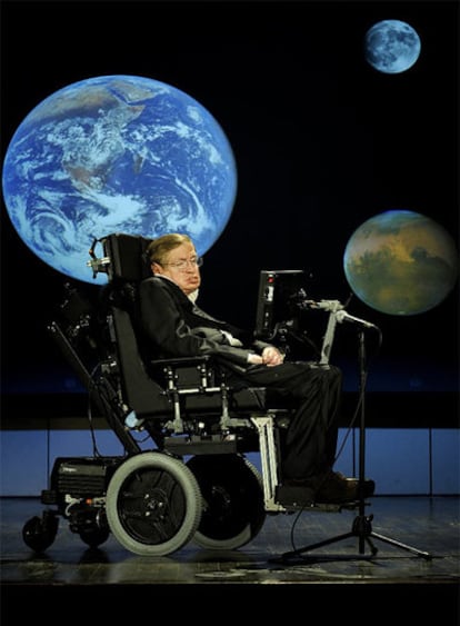 El astrofísico Stephen Hawking, ayer, en el acto de celebración del 50º aniversario de la NASA, en Washington.