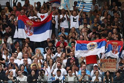 Seguidores del tenista serbio animan a Djokovic.