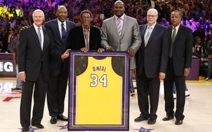 De izquierda a derecha, Jerry West, James Worthy, Elgin Baylor, Shaquile, Phil Jackson y Jamaal Wilkes.