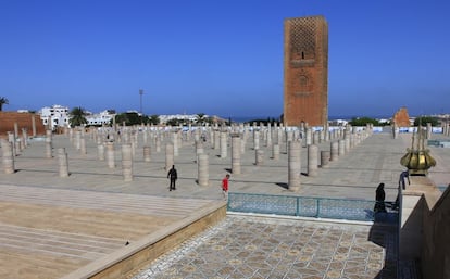 De la mezquita Hassan hoy quedan el alminar truncado y el bosque de columnas que solo sujetan ya el cielo soleado de Rabat; una gran explanada al aire libre, donde el horizonte se dilata y el sol del atardecer juega entre hileras de pilares y columnas, solitarias como centinelas.