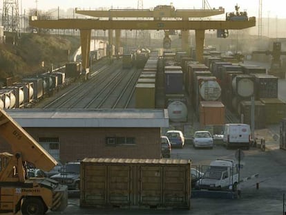 Plataforma de Renfe en el Abroñigal, donde Ruiz-Gallardón pretende ubicar la nueva estación.