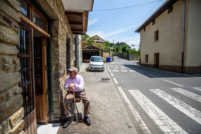 Un vecino de la localidad de Zebeiro descansa en una de las calles del pueblo. 