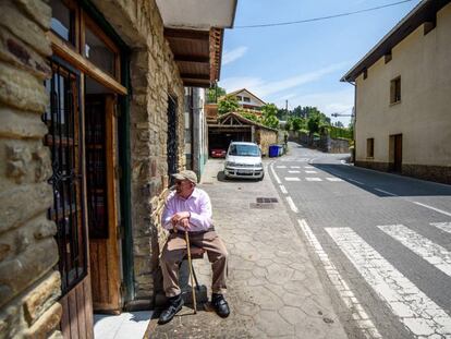 Un vecino de la localidad de Zebeiro descansa en una de las calles del pueblo. 