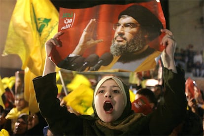 Una joven porta una pancarta con el líder de Hezbolá, Hassan Nasralá.