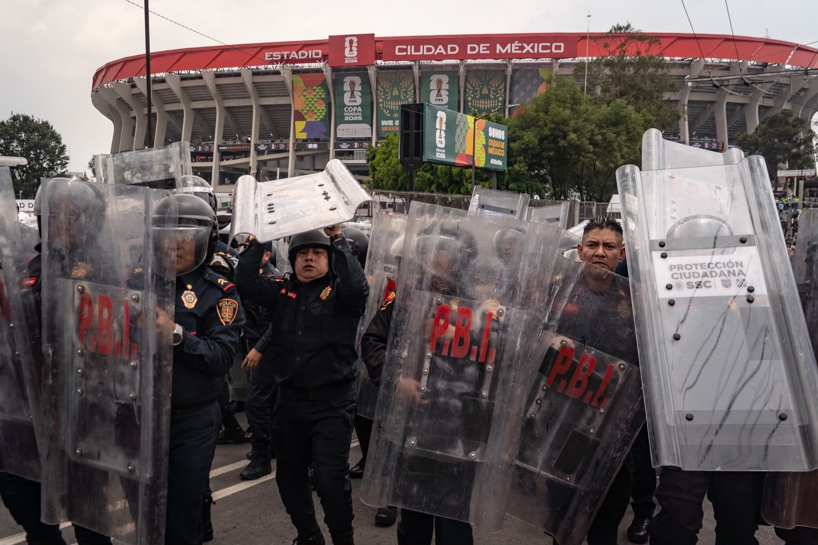 Enfrentamientos entre la policía de Ciudad de México y manifestantes en las inmediaciones del estadio Azteca, en la inauguración del Mundial.