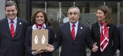 Miguel Cardenal, Ana Botella y Alejandro Blanco tras la presentación de la candidatura al COI. 