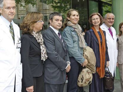 Doña Sofía acompañada de la infanta Elena junto a los máximos responsables del hospital barcelonés.