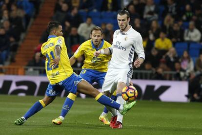 El delantero galés del Real Madrid Gareth Bale (d) lucha el balón con Jonathan Viera, de la UD Las Palmas.