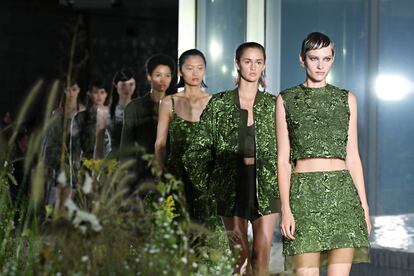 Jason Wu buscaba belleza en la naturaleza y en la imperfección. Su desfile se celebró junto al jardín Sunken del escultor Isamu Noguchi, en Nueva York.