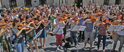 Alumnos de la ESMUC han protestado hoy en la plaza Sant Jaume.