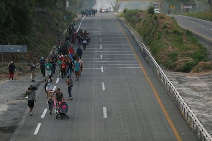 Migrantes centroamericanos caminan por una carretera hacia Estados Unidos, en Pijijiapan (México). 