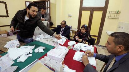 Funcionarios egipcios recuentan los votos de la consulta, el lunes en El Cairo. 