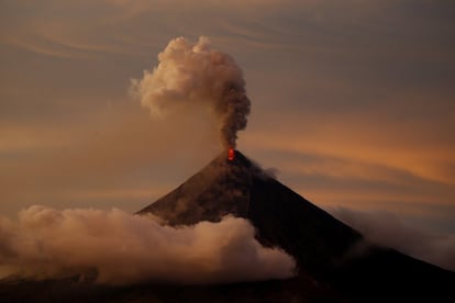 El volcán Mayon en erupción desde la provincia de Albay (Filipinas). 