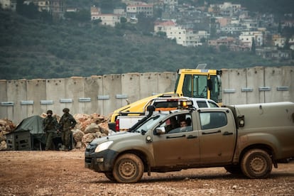 Una patrulla del Ejército de Israel en el muro de separación en la frontera de Líbano cerca de Metula.