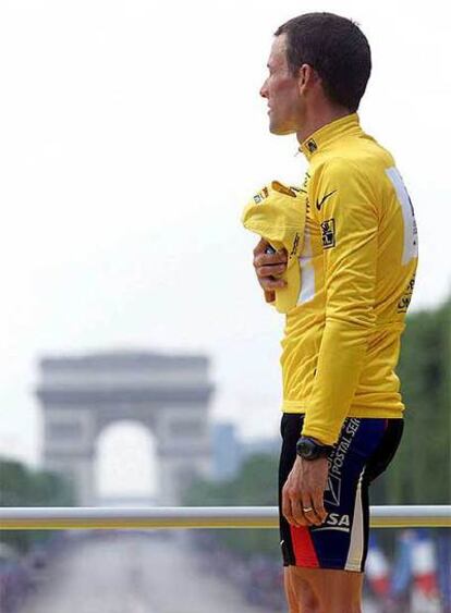 Lance Armstrong posa en el podio de París.