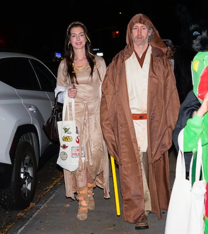 Anne Hathaway y Adam Shulman, la noche de Halloween por las calles de Nueva York.