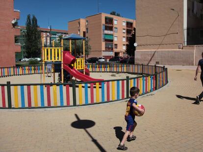 Un niño juega ayer con un balón en un parque infantil de Parla.
