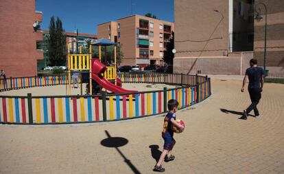 Un niño juega ayer con un balón en un parque infantil de Parla.