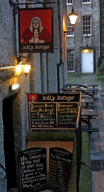 El ‘pub’ Jolly Judge, junto a Lawnmarket y la Royal Mile, en el centro histórico de la capital escocesa. 