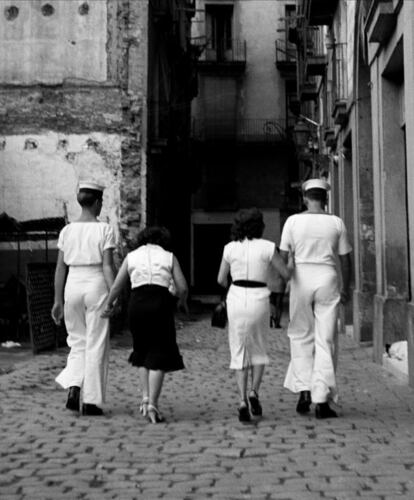 Marineros de visita al Barrio Chino. Barcelona,1953.