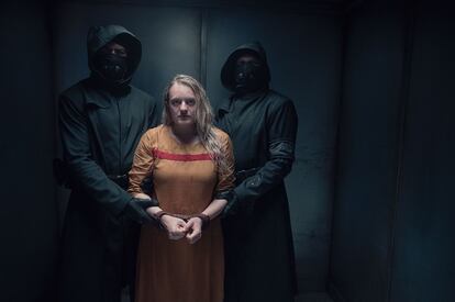 June Osborne, interpretada por Elisabeth Moss, es la protagonista de la serie.