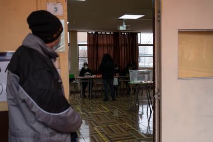 Ciudadanos esperan para votar el plebiscito constitucional, en un colegio electoral en el Liceo Eduardo de la Barra, en Valparaíso.