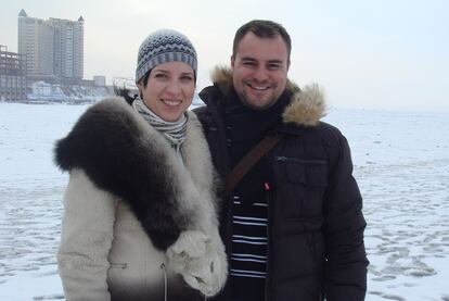 Francisco Arcos con su esposa, Katya, junto al mar helado de Vladivostok.