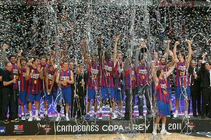Los jugadores del Barcelona celebran la victoria en la final de la Copa de 2011 (60-68) disputada frente al Real Madrid en el Palacio de los Deportes.