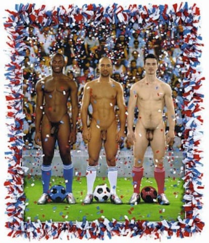 El cartel de la la foto 'Vive la France', de Pierre & Gilles, con tres futbolistas cuyas partes íntimas serán censuradas