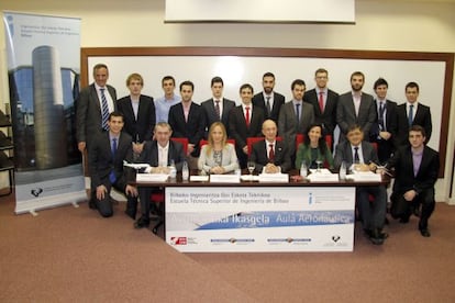 Alumnos, profesores y entidades colaboradoras del Aula Aeronáutica de Ingeniería de Bilbao.