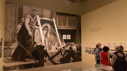 Imagen del traslado en París, en 1937, del ábside de Sant Climent de Taüll, en la muestra del MNAC.