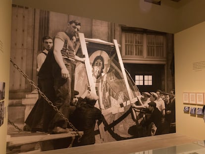 Imagen del traslado en París, en 1937, del ábside de Sant Climent de Taüll, en la muestra del MNAC.