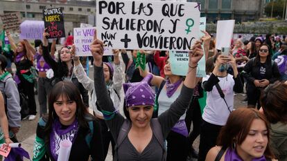 La marcha avanza desde la Fiscalía al Centro de Memoria, Paz y Reconciliación.